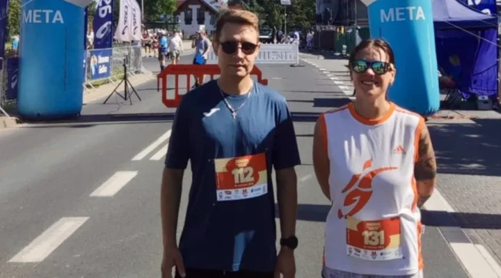 Läufer an der Ziellinie eines Laufwettbewerbs.