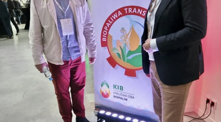 Zwei Männer auf der Konferenz.