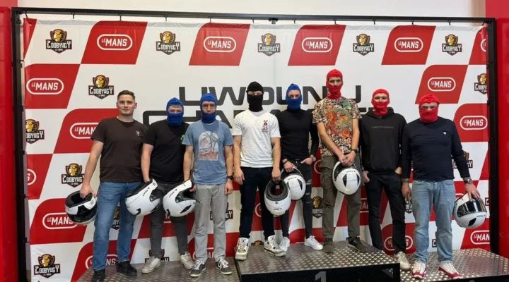 Eine Gruppe von Personen mit Helmen auf dem Podium.